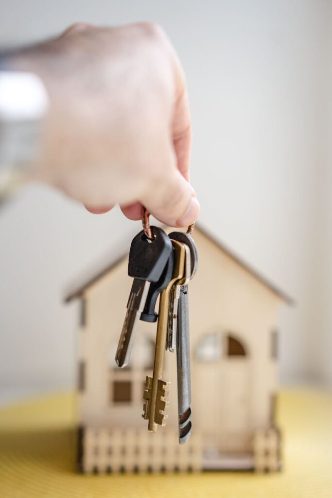 person with keys for real estate repo rate 